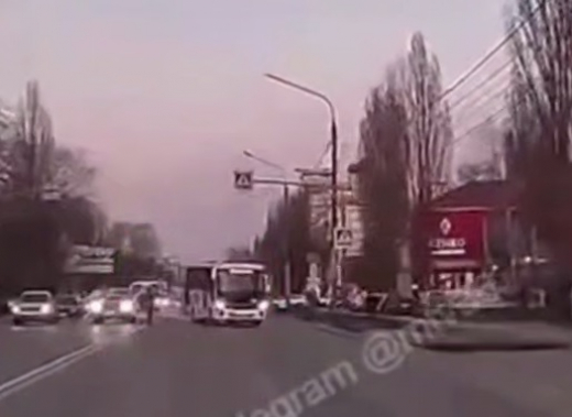Водитель автобуса выехал на «встречку» в Воронеже, чтобы избежать аварии