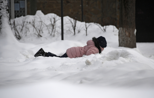В Москве 10-летняя девочка провалилась в глубокий сугроб