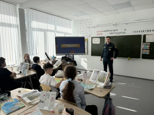 Сотрудники МЧС рассказывают школьникам об опасности весеннего льда и правилах пожарной безопасности