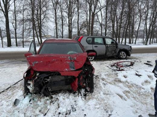 Трёх человек увезли на скорой после столкновения двух внедорожников на трассе под Воронежем