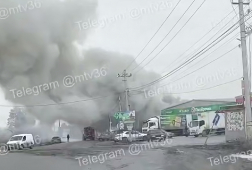 Огонь уничтожил магазин у трассы под Воронежем