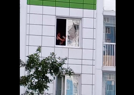Окровавленный мужчина бил окна в воронежском ЖК