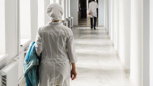 Медсестра московской больницы спела песню для бабушки, чтобы ее успокоить⁠