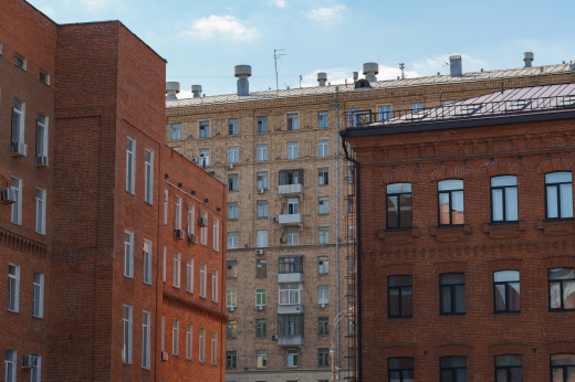 В Москве мужчина незаконно соорудил пентхаус из двух квартир, но его сдал сосед