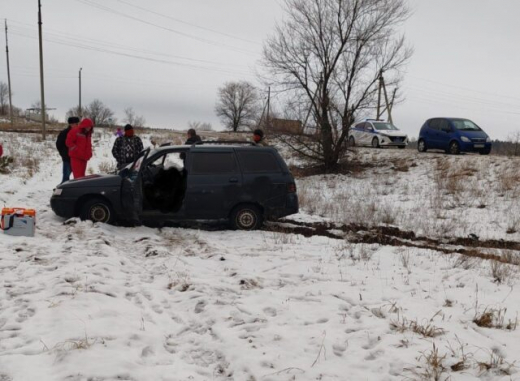 ВАЗ вылетел в кювет на трассе в Воронежской области: водитель погиб