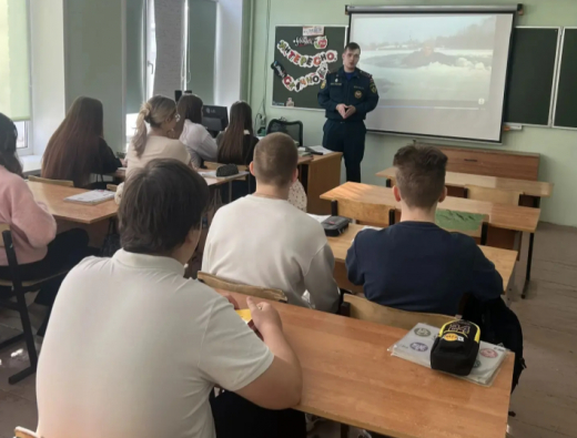 В Сергиево-Посаде сотрудники МЧС России провели для школьников уроки безопасности на водных объектах