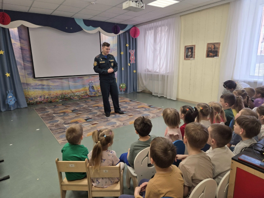 В Ступине сотрудники МЧС обучают малышей безопасности на льду