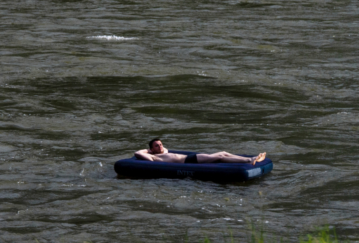 В Строгино мужчина открыл купальный сезон в начале апреля