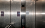 В Москве лифт с женщиной и ее трехлетним ребенком дважды сорвался