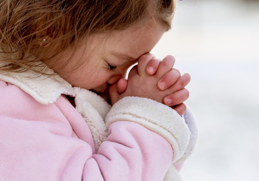 Трёхлетняя девочка в колготках без обуви ушла от пьяниц в поисках мамы