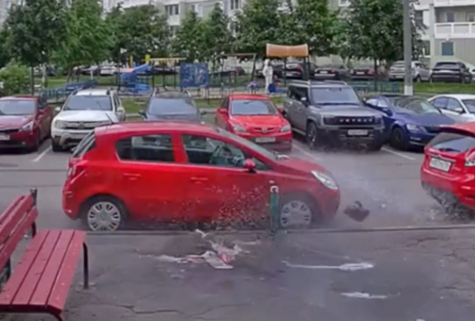 В Подольске дети разбили лобовое стекло авто сброшенным с высоты пакетом с водой