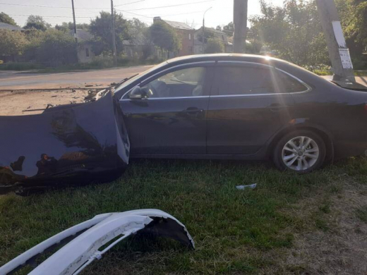 Пожарные спасли зажатых в машине людей в Воронеже