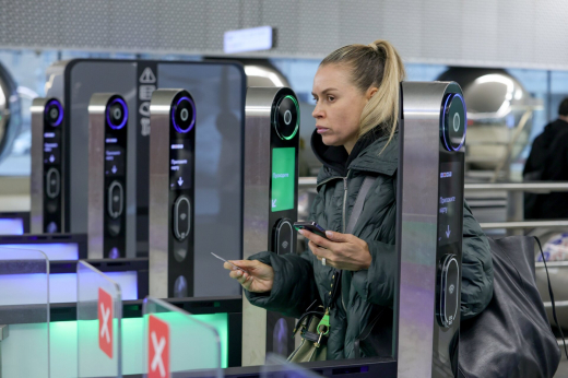 Дептранс: В Москве тестируют оплату проезда виртуальной «Тройкой» через модуль NFC