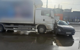 Грузовик, ехавший на красный, протаранил кроссовер у автомойки в Воронеже: погибла женщина