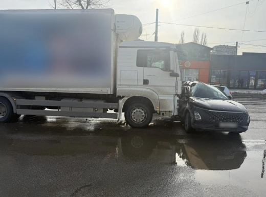 Грузовик, ехавший на красный, протаранил кроссовер у автомойки в Воронеже: погибла женщина
