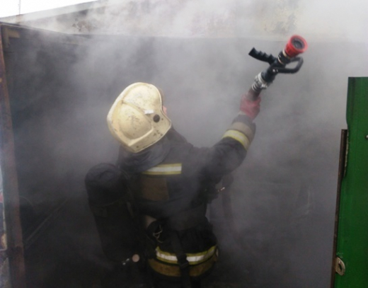 Женщина вылезла из окна, спасаясь от огня в многоэтажке Воронежа