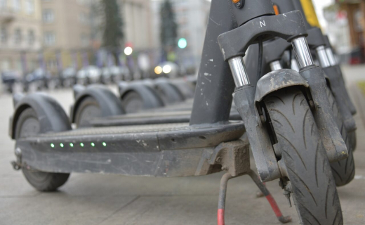 Самокатчика, сбившего 4-летнюю девочку в Воронеже, за месяц не нашли