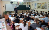 В Керчи автоинспекторы проводят уроки дорожной грамотности в школах и детских садах