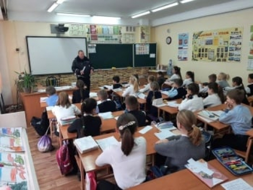 В Керчи автоинспекторы проводят уроки дорожной грамотности в школах и детских садах