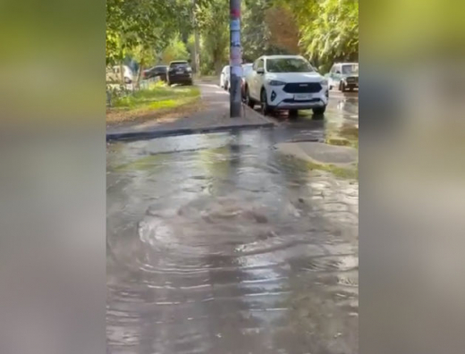 На двух улицах Воронежа прорвало воду