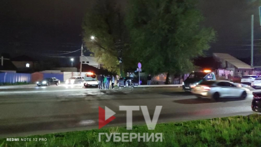 Hyundai и Audi столкнулись в Воронеже: одну из машин отбросило в столб, и он рухнул
