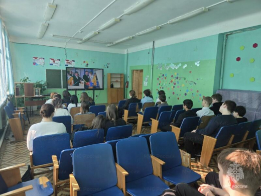 Сотрудники МЧС помогают школьникам определиться с выбором профессии