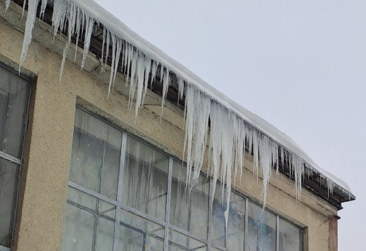 Воронежцев предупредили о риске обрушения льда и снега с крыш