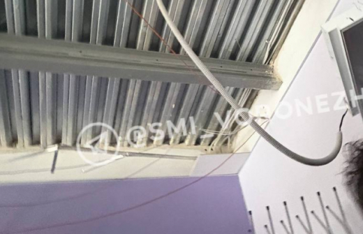 Потолок обрушился в недавно отремонтированной воронежской школе