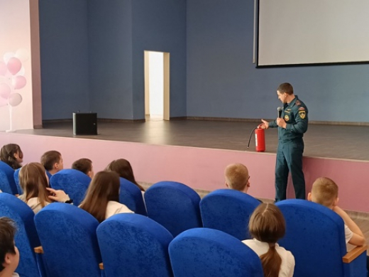 Сотрудники МЧС России провели урок безопасности для школьников Солнечногорска