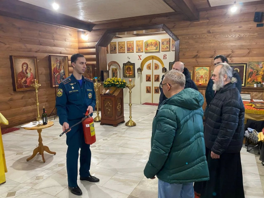 В преддверии Светлого Христова Воскресения сотрудники МЧС проводят инструктажи со священнослужителями