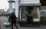 «Стоишь на одной ноге, а вторую туфлю тебе приводят в порядок». В соцсетях вспомнили московских чистильщиков обуви — айсоров
