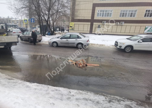 Ещё две машины провалились под асфальт на улице Циолковского