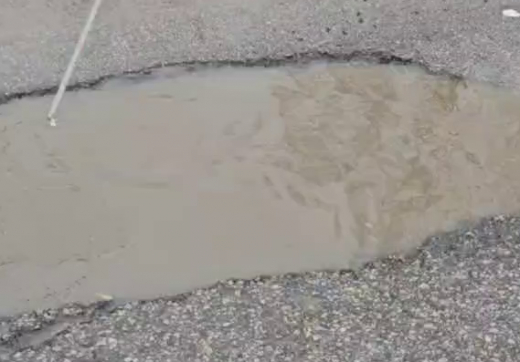 Шесть автомобилей стали жертвами огромной ямы в Воронеже