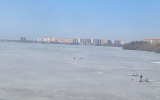 Рыбаки выходят на смертельно опасный лёд в Воронеже