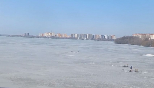 Рыбаки выходят на смертельно опасный лёд в Воронеже