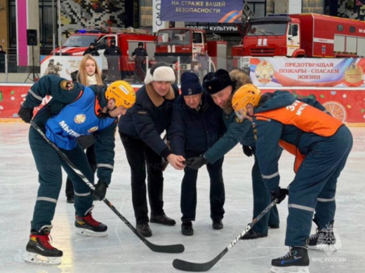 «Огненный драйв на льду». Пожарные Мытищ провели товарищеский матч по хоккею