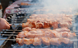«Газета.Ru»: Базовый набор шашлыка на 3-4 человека обойдется в 1700-3000 рублей