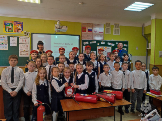 Огнетушитель отметил 163-летие: школьники Крыма учатся бороться с огнём правильно