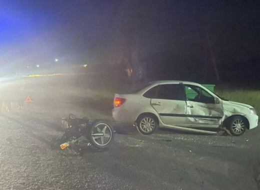 В Воронежской области при ночном столкновении «Лады» с мотоциклом пострадали три человека