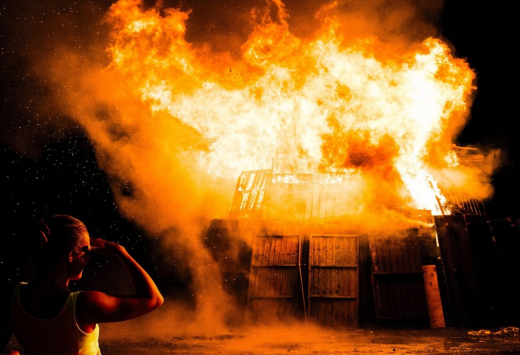 Жительница Воронежа подожгла дом знакомой после неудачного разговора по телефону