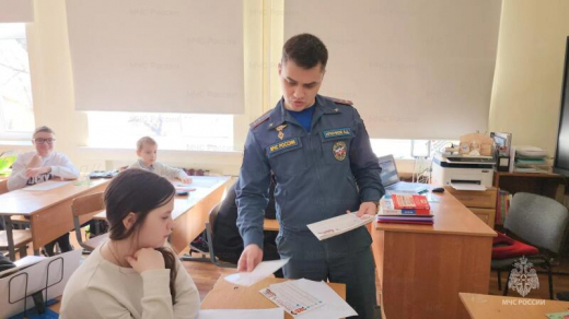 Сотрудники МЧС России провели урок безопасности для школьников в Кашире