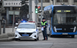 Раздосадованный пассажир разбил окно автобуса в Москве