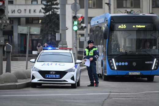 Раздосадованный пассажир разбил окно автобуса в Москве
