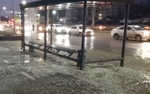 Вандалы разнесли новую остановку «Музей ВДВ» в Воронеже