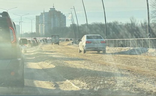 Автохамы превратили тротуар и велодорожку на ул. Крынина в проезжую часть