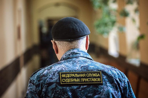 Жительница Москвы сообщила приставам о решившем уехать из РФ муже с долгами