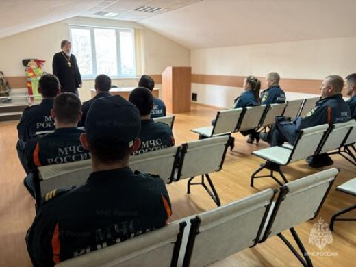 Настоятель храма Архангела Михаила посетил пожарных Солнечногорска