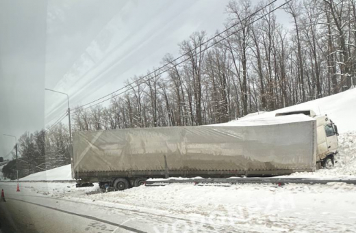 Фура пробила отбойники и влетела в сугроб на трассе под Воронежем