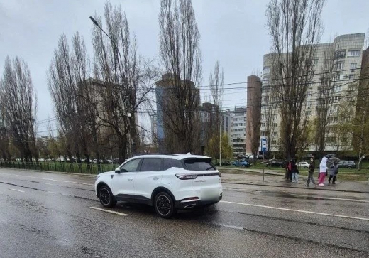 Неизвестная женщина погибла под колёсами кроссовера в Воронеже