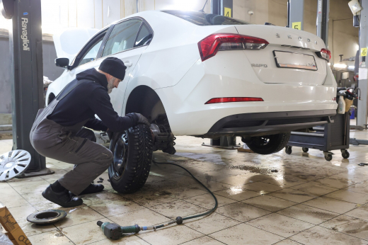 Синоптик Шувалов призвал московских водителей не менять зимнюю резину до апреля